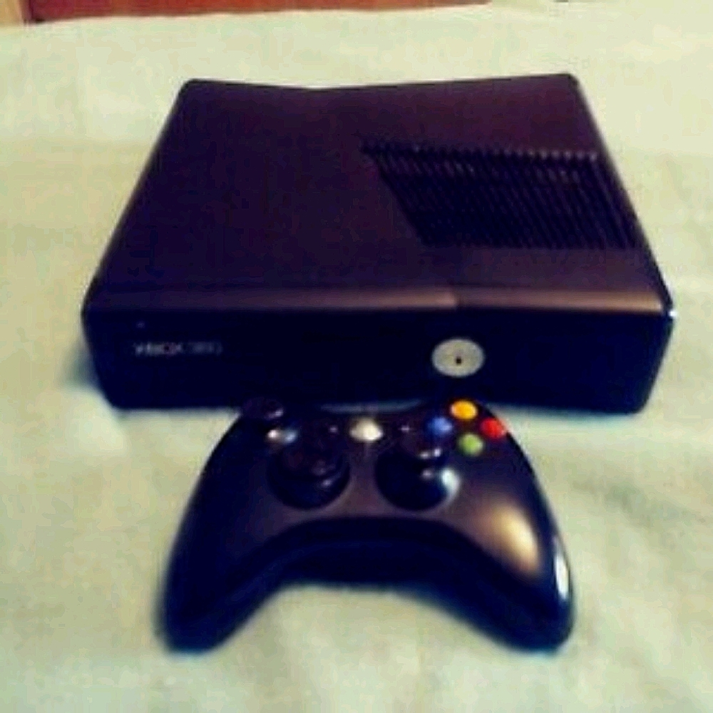 COPY - xbox 360 with wireless controller .